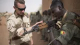 la france suspend ses operations militaires conjointes avec les forces maliennes